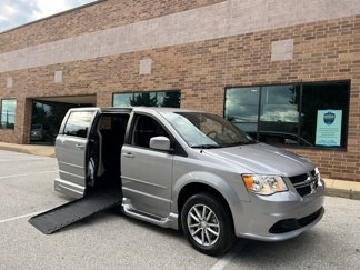 Used 2016 Dodge Grand Caravan SE image 1