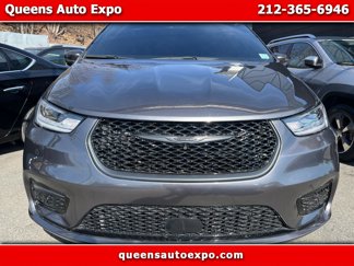 Used 2022 Chrysler Pacifica Limited w/ Uconnect Theater Family Group image 1