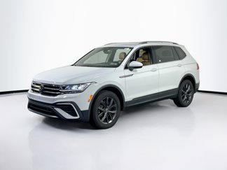 Used 2024 Volkswagen Tiguan SE image 1