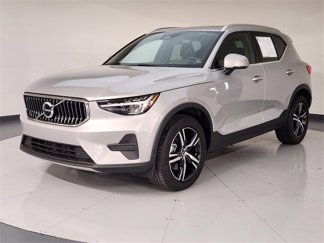 Used 2025 Volvo XC40 B5 Core image 1