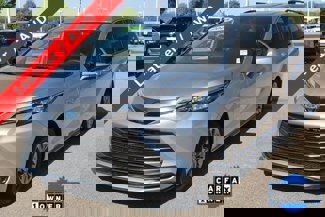 Used 2025 Toyota Sienna XLE image 1