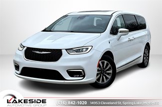 Used 2022 Chrysler Pacifica Limited image 1