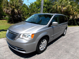 Used 2016 Chrysler Town & Country Touring image 1
