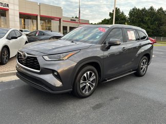 Certified 2023 Toyota Highlander XLE image 1