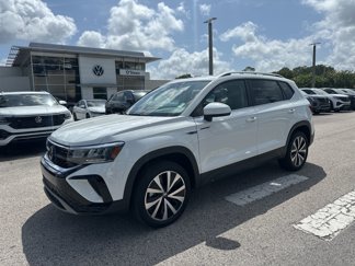 Used 2024 Volkswagen Taos SE image 1