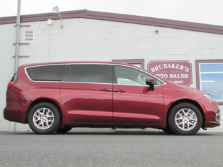 Used 2023 Chrysler Pacifica Touring-L image 1