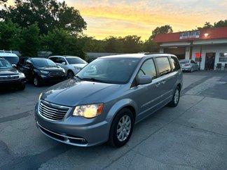 Used 2016 Chrysler Town & Country Touring image 1