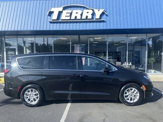 Used 2023 Chrysler Pacifica Touring-L image 1
