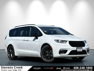 New 2025 Chrysler Pacifica Limited image 1