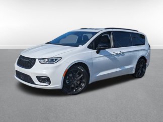 New 2024 Chrysler Pacifica Limited w/ Uconnect Theater Family Group image 1