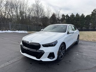 New 2025 BMW 550e xDrive w/ Premium Package image 1