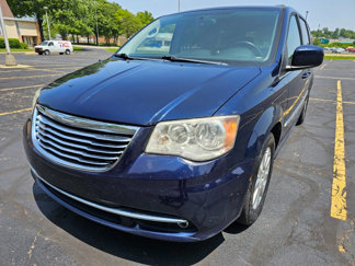 Used 2013 Chrysler Town & Country Touring image 1