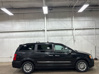 Used 2015 Chrysler Town & Country Touring-L w/ Driver Convenience Group image 1
