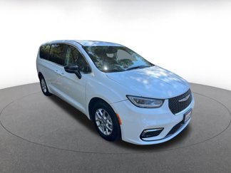 Used 2024 Chrysler Pacifica Touring-L image 1