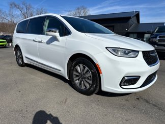 Used 2022 Chrysler Pacifica Limited w/ Uconnect Theater Family Group image 1