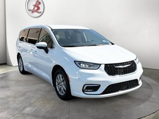 Used 2023 Chrysler Pacifica Touring-L image 1