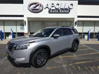 Used 2025 Nissan Pathfinder SV image 1