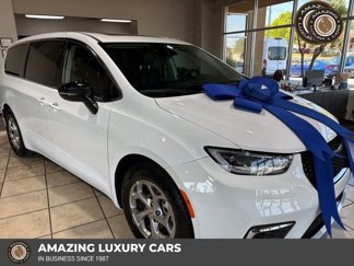 Used 2024 Chrysler Pacifica Limited image 1