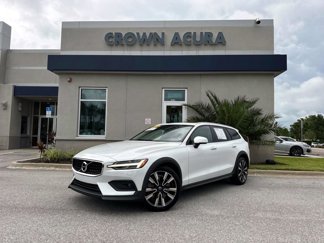 Used 2022 Volvo V60 T5 Cross Country image 1