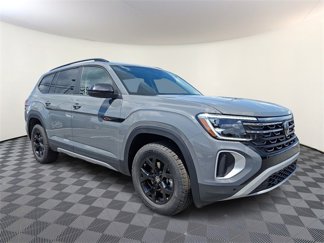 New 2025 Volkswagen Atlas Peak Edition SE image 1
