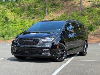 Used 2024 Chrysler Pacifica Limited w/ S Appearance Package image 1