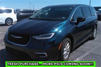 Used 2024 Chrysler Pacifica Touring-L image 1