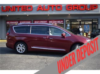 Used 2018 Chrysler Pacifica Touring-L w/ Tire & Wheel Group image 1