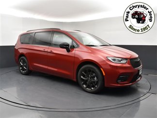 New 2025 Chrysler Pacifica Limited image 1