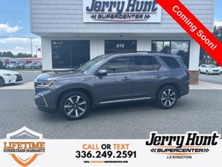 Used 2025 Honda Pilot Touring image 1