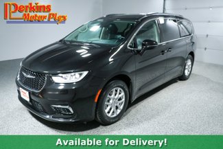 Used 2022 Chrysler Pacifica Touring-L image 1