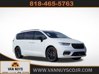 New 2025 Chrysler Pacifica Limited image 1