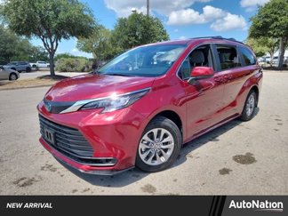 Used 2025 Toyota Sienna LE image 1