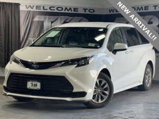 Used 2024 Toyota Sienna LE image 1