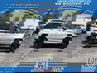Used 2025 Jeep Grand Cherokee Altitude image 1