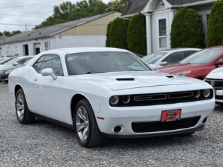Used 2015 Dodge Challenger SXT image 1