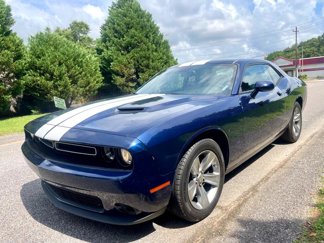 Used 2016 Dodge Challenger SXT image 1