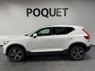 Used 2025 Volvo XC40 B5 Core image 1