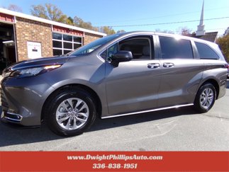 Used 2022 Toyota Sienna XLE image 1