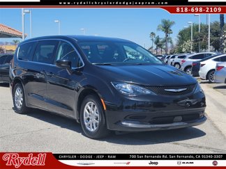 Used 2023 Chrysler Voyager LX image 1