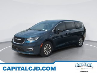 New 2025 Chrysler Pacifica Select w/ Uconnect Theater Family Group image 1