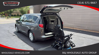 Used 2017 Chrysler Pacifica Touring w/ Tire & Wheel Group image 1