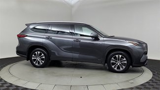 Used 2021 Toyota Highlander XLE image 1