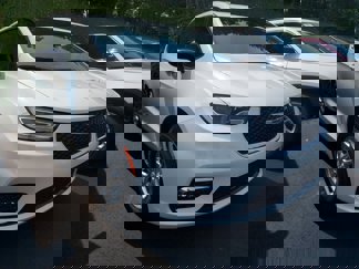 New 2025 Chrysler Pacifica Select image 1