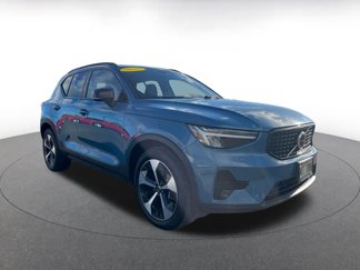 Used 2024 Volvo XC40 B5 Core image 1