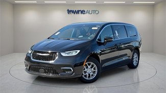 Used 2025 Chrysler Pacifica Select image 1