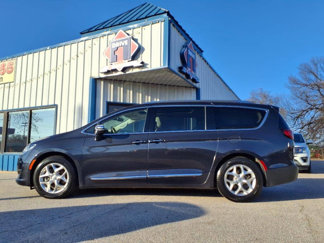 Used 2020 Chrysler Pacifica Limited image 1
