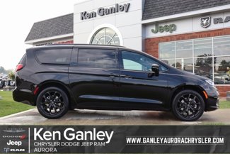 New 2026 Chrysler Pacifica Limited image 1