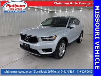 Used 2022 Volvo XC40 T5 Momentum image 1