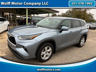 Used 2024 Toyota Highlander LE image 1