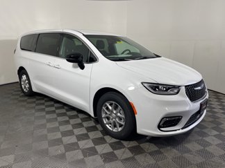 New 2026 Chrysler Pacifica Select image 1